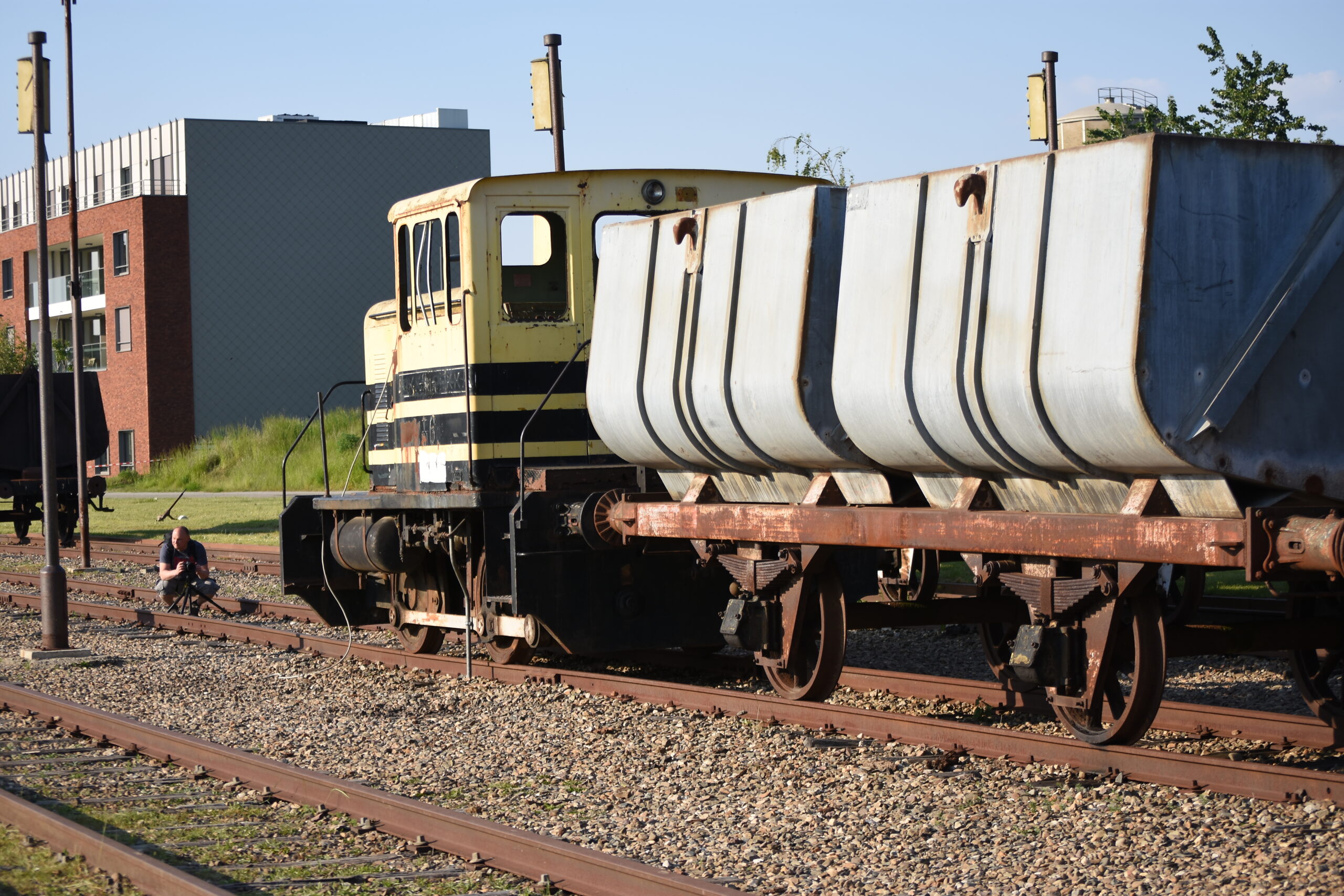 Oude diesel loc bij het voortrekken van de geladen kolen wagons